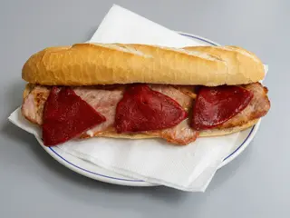 Bocadillo lomo con pimientos