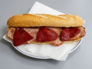 Bocadillo lomo con pimientos