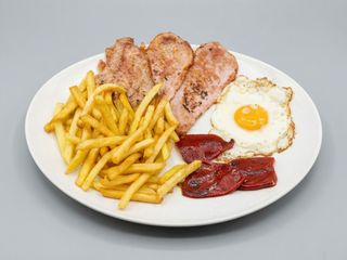 Plato lomo, huevo frito, pimiento rojo y patatas fritas