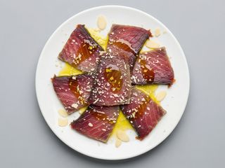 Mojama con almendras y AOVE