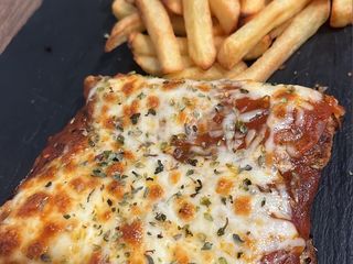 Milanesa napolitana con jamón  y patatas