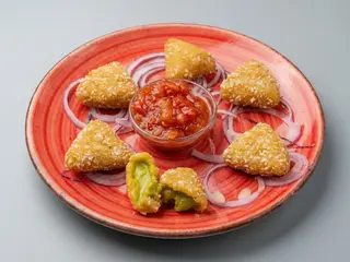 Nachos rellenos de guacamole