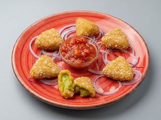 Nachos rellenos de guacamole