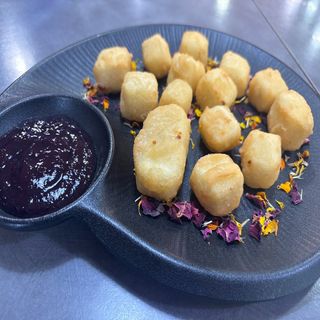 Queso frito con confitura de arándanos