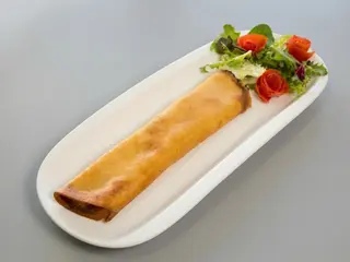 Crepes de espinacas, ricota, bacon, pasas y piñones
