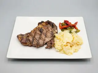 Entrecot de ternera con pimientos y patatas