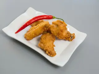 Alitas de pollo marinadas crujientes (2 uds.)
