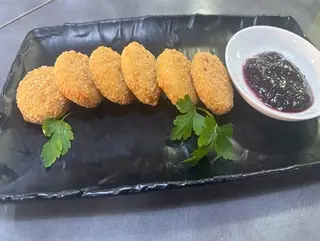 Rulos de queso de cabra empanado