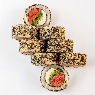 Roll con atún enlatado en sésamo