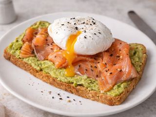 Tostada Salmón Aguacate y huevo poché