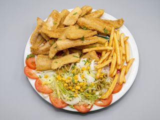 Chicharrón de pescado con ensalada