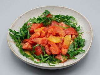 Ensalada de tomate y naranja, jugo de aceituna y piparra
