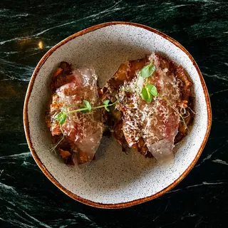 Alcachofas con velo de papada Ibérica y queso ahumado
