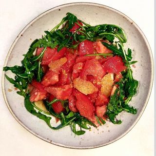 Ensalada de tomate y naranja, jugo de aceituna y piparra