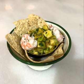 Aguacate picante con gamba, maíz crujiente y aceite de cilantro