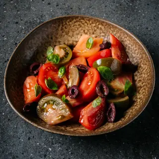 Ensalada de tomate, kalamata y vinagreta de codium