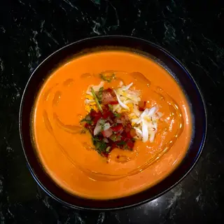 Salmorejo, pico de gallo y huevo cocido