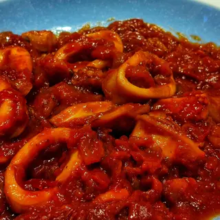 CALAMARES CON TOMATE