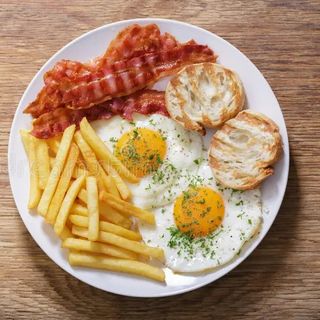 Huevos fritas con tostados con queso y patats fritas