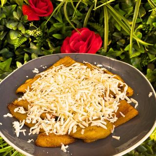 Ración de tajadas fritas con queso