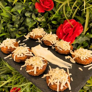 Ración de Arepitas de Chicharrón con queso rallado y Nata (8 UNIDADES)
