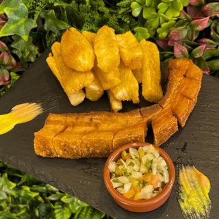 Chicharrón frito con yuca