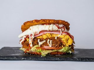 Patacón Mixto Mechada y Pollo