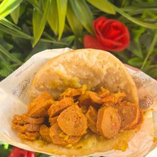 Arepa De Salchicha En Salsa Rosada
