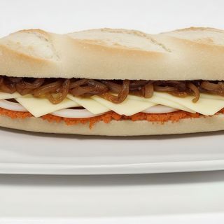 Sobrasada, queso y cebolla caramelizada