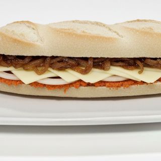 Sobrasada, queso y cebolla caramelizada