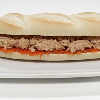 Atún y tomate rallado