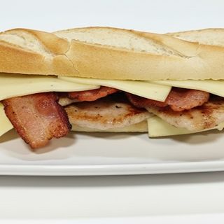 Lomo, bacon y queso