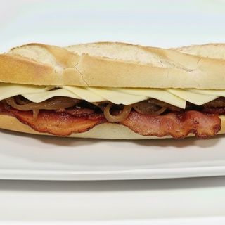 Bacon, queso y cebolla caramelizada