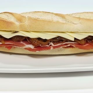 Serrano, queso y cebolla caramelizada