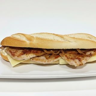 Lomo, queso y cebolla caramelizada