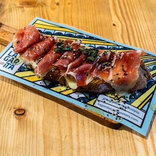 Tosta de jamón ibérico y queso