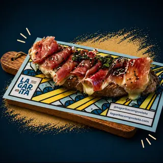 Tosta de jamón ibérico y queso