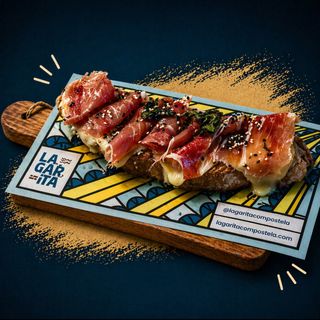 Tosta de jamón ibérico y queso