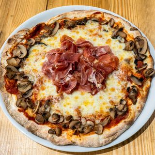Pizza de champiñones y serrano