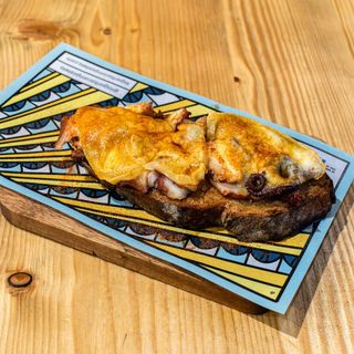 Tosta de pulpo y queso de tetilla 