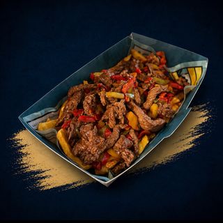 Richada con patatas fritas y pimientos.