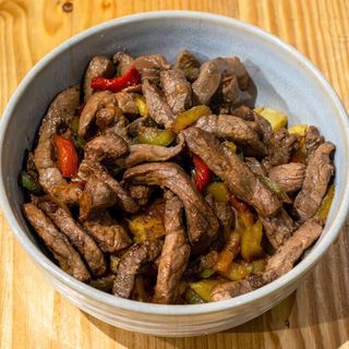 Richada con patatas fritas y pimientos.