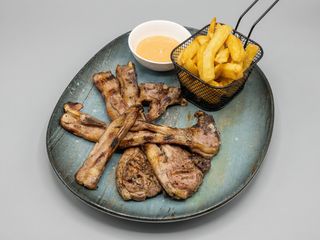 Chuletas De Cordero A La Plancha Con Guarnición