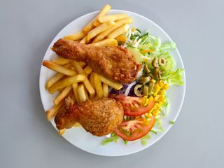 Medio pollo rebozado (4 uds.)+patatas+ lata