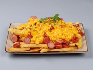 Salchipapas colombianas
