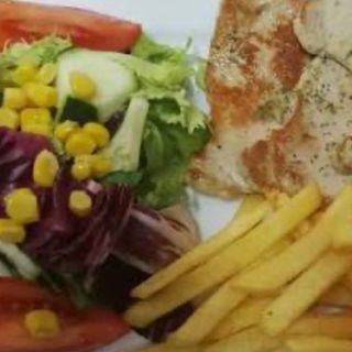 Lomo con patatas y ensalada 