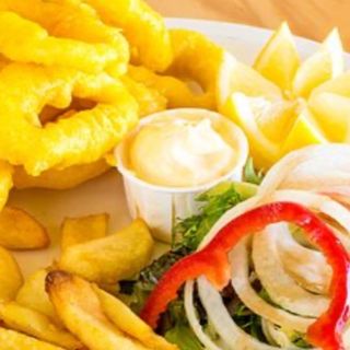 Calamares con patatas y ensalada 