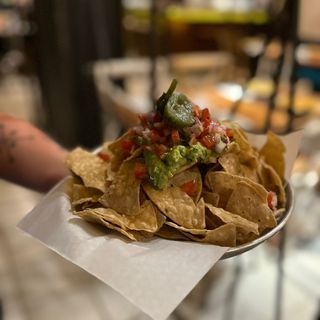 Nachos con guacamole