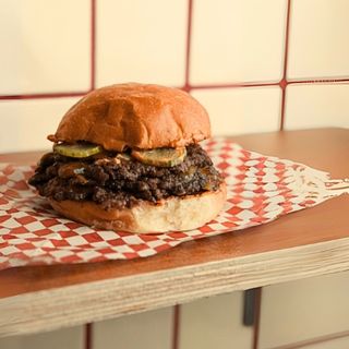 Sammy Smash Burger – 4× Carne Smash + Queso + Salsa Signature