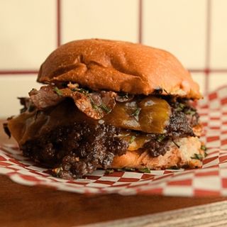 Calama Smash Burger –  Triple Carne + Bacon + Cebolla Crispy + Salsa del Chef